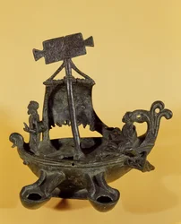 Lampe in Form eines Bootes, mit St. Paul und St. Peter (Bronze)